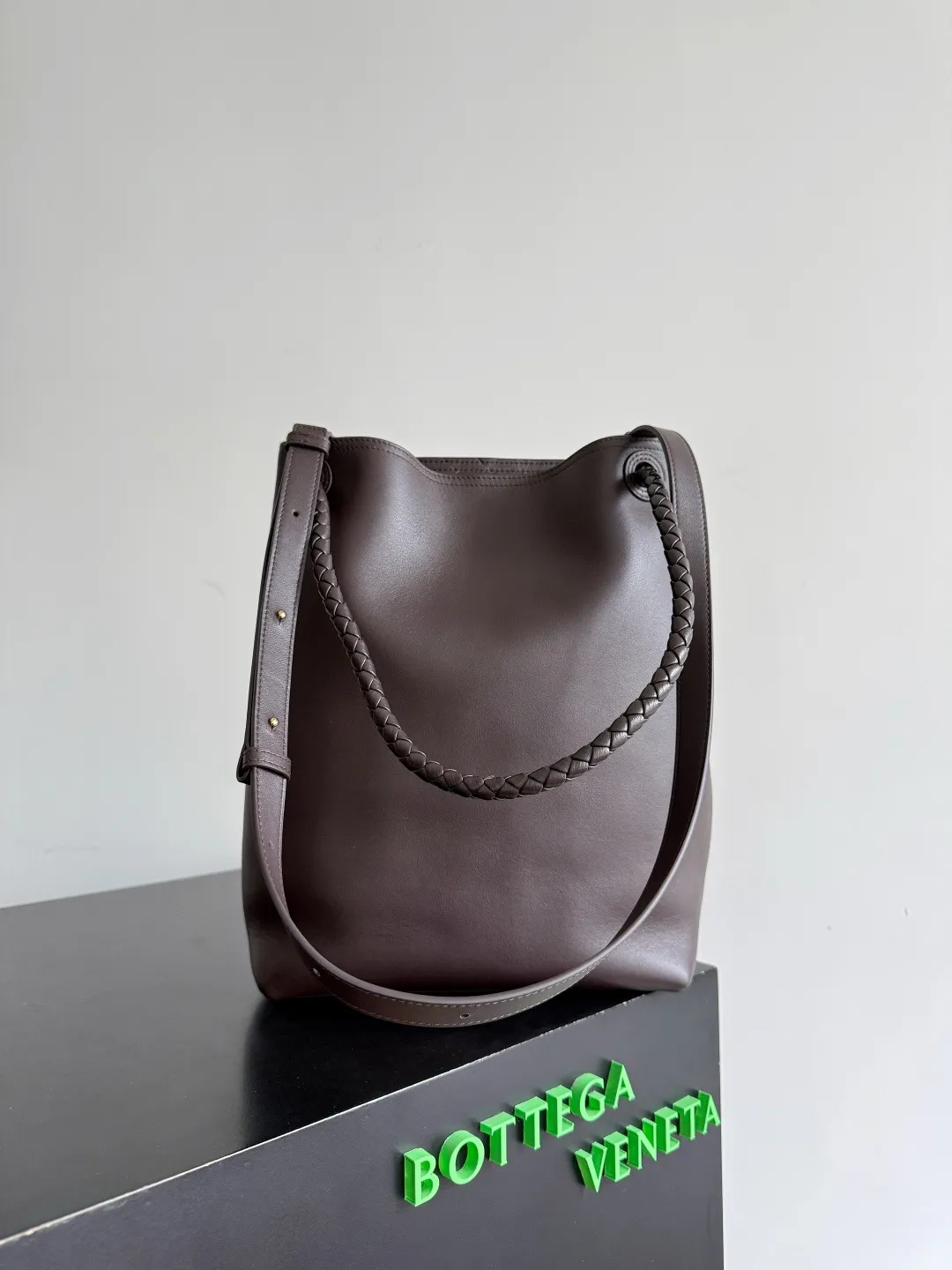 Batch 2660 BOTTEGA VENETA2025 new Andiamo bucket bag. This bag is made of silky calf leather🐂, with Intrecciato woven internal pockets, unique and eye-catching! The simple and smooth bucket bag shape is classic and versatile. Whether it is paired with a simple basic style or a fashionable personality, it can be adapted to 💯 and easily enhance the fashion sense of the overall look ~ The golden rope knot 🪢 is embellished with woven highlights and the scent of osmanthus in the wind, announcing the message of autumn✉️ When buying a bag, you must look for three things: 🎨Appearance is justice 🧵Excellent craftsmanship 👜Practice Style number: 844169 Size: 24*34*12cm
